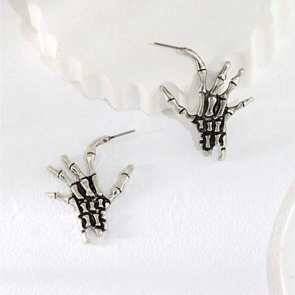 Gothic Skeleton Hand Earrings, Silver Color, Engraved details - Picture 3 of 4